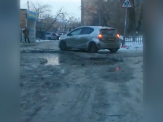 Из-за кратера с горячей водой жители Владивостока не могут доехать до дома