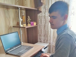 Незрячий орловский мальчик получил ноутбук со специальной звуковой программой