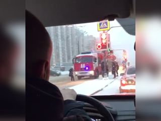 Пожарные сбили пожилую женщину в Петербурге. Видео