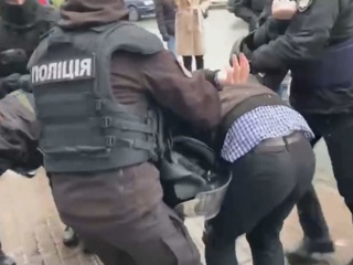 Украинские радикалы пошли на штурм оппозиционного телеканала 