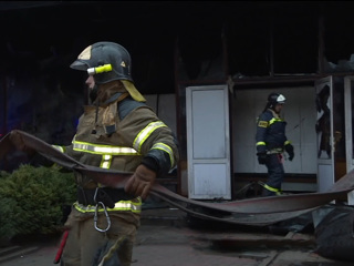 Дознаватели приступили к осмотру места ночного пожара в центре Ростова