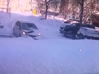 Две глыбы льда рухнули на только приобретенную машину в Новосибирске
