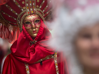 Без туристов денег нет: Венецианский карнавал ушел в онлайн