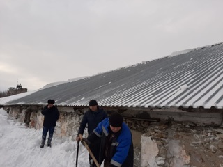 Следствие выяснит причину схода снега с крыши в алтайском селе
