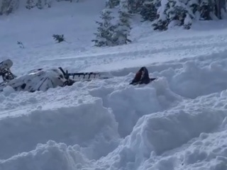Водитель снегохода снял на видео накрывшую его лавину