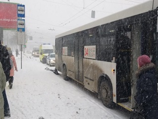 Новосибирец погиб на остановке под колесами автобуса