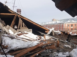 В Барнауле провалилась крыша жилого дома