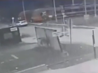 Водитель остался жив: на Ставрополье столкнулись легковушка и электричка. Видео