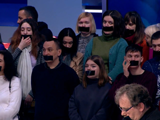 Сотрудники закрытых Зеленским телеканалов заклеили себе рты
