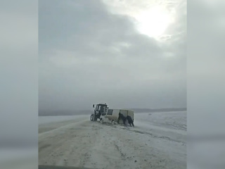 Жители Ставрополья спасли микроавтобус из снежного плена