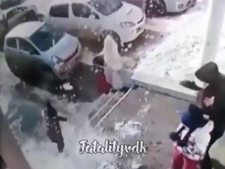 Снежные комья рухнули с крыши на ребенка: шокирующие кадры попали в Сеть