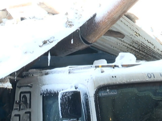В Норильске крыша автостоянки обрушилась на грузовики