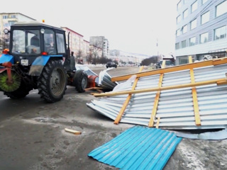 Вести. На Колыме мощный ураган сносит кровлю с крыш домов