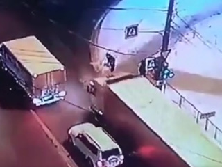 ЧП. Пешеход упал под колеса грузовика в Чебоксарах. Видео