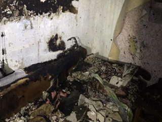 В Керчи спасатели обнаружили в горящей квартире пожилую женщину