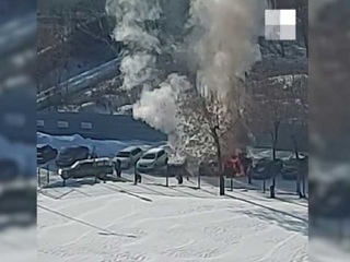 В центре Екатеринбурга на парковке загорелись три автомобиля