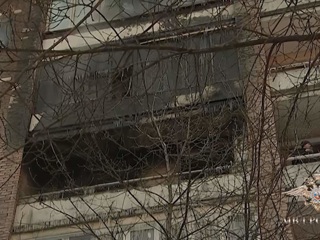 Полицейский спас москвичку, спрыгнув с ней с балкона горящей квартиры
