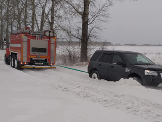 Школьный автобус вызволили из снежного плена амурские пожарные