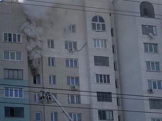 Жительница Барнаула погибла, выпрыгнув из окна горящей квартиры