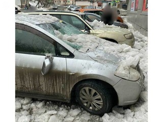 Ледяная глыба разбила лобовое стекло и травмировала водителя во Владивостоке