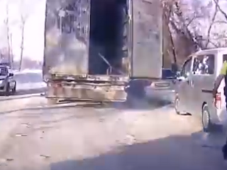 В Новосибирске фура разбила зеркала машин открытой дверью