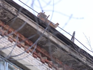 В Барнауле начали восстанавливать разрушенную крышу многоэтажки
