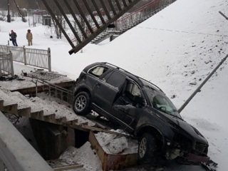 Очевидец падения иномарки на железную дорогу в Тверской области рассказал о случившемся