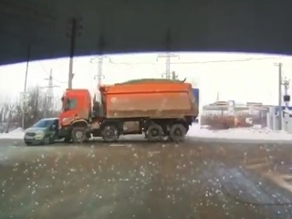 В Тольятти "КамАЗ" влетел на перекрестке в "Ладу"