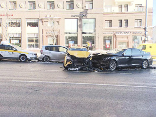 Не справились на скользкой дороге: в центре Москвы столкнулись 5 машин