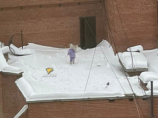 В Новосибирске маленький ребенок бегал по крыше девятиэтажного дома