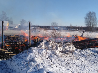 Осталось лишь пепелище: в вологодской деревне сгорел жилой дом