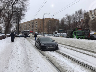 Московский водитель заблокировал трамвайное движение на 1,5 часа