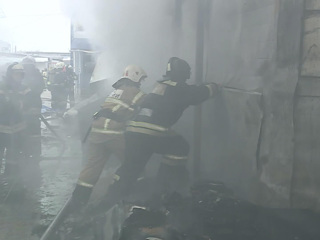 Подозрительно быстрый пожар: огонь уничтожил рынок, одна женщина погибла