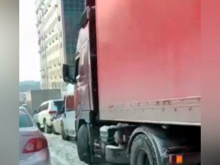 В Новосибирске в результате цепной реакции столкнулись семь машин