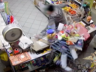 Не продали алкоголь: буйный покупатель разгромил магазин. Видео