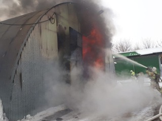 Мощный пожар вспыхнул на складе ламината в Краснодаре