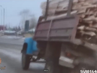 Под Красноярском рецидивист устроил гонки с полицейскими на чужом грузовике. Видео