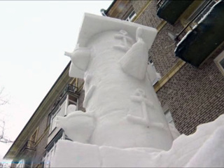 Петербуржец создает скульптуры достопримечательностей города из снега