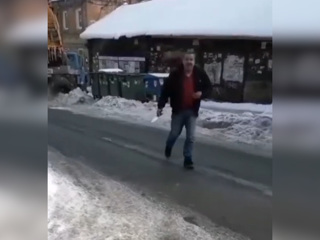 В Саратове недовольный уборкой снега мужчина ранил ножом директора управляющей компании