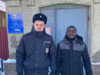 Нижегородские полицейские спасли африканца, замерзавшего в автомобиле