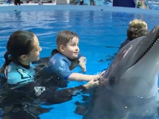 Плавать с дельфинами: губернатор исполнил мечту юного ямальца