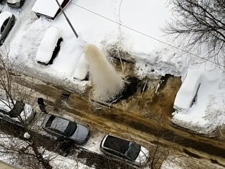 На юге Москвы из-под земли забил двухэтажный фонтан. Видео