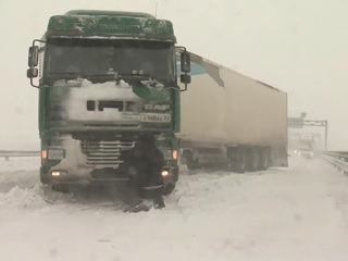В Крыму на помощь застрявшим в снегу автомобилистам пришли военные