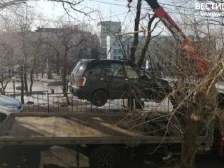 Во Владивостоке эвакуировали автомобиль на арест-площадку вместе с водителем