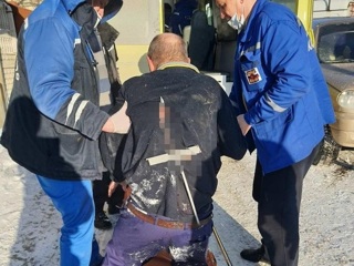 Напоролся на штырь: в Оренбурге пьяного мужчину снимали с забора спасатели