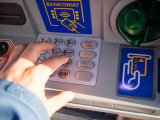 Жительница Мурманской области украла с карты пенсионера 49 тысяч рублей