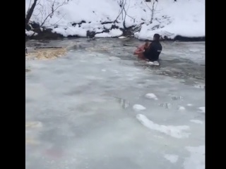 Полицейский вытащил из-подо льда погибавшего мужчину. Видео