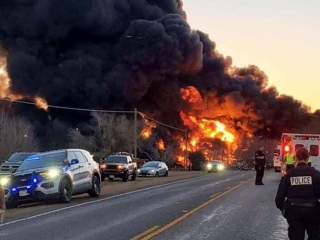 В Техасе горит поезд после столкновения с 18-колесной фурой