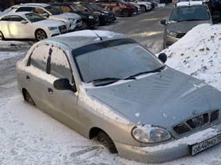 В Самаре машины вмерзли в лед