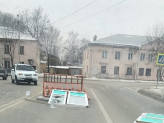 Грузовик потерял пластиковые окна на оживленном перекрестке в Воронеже